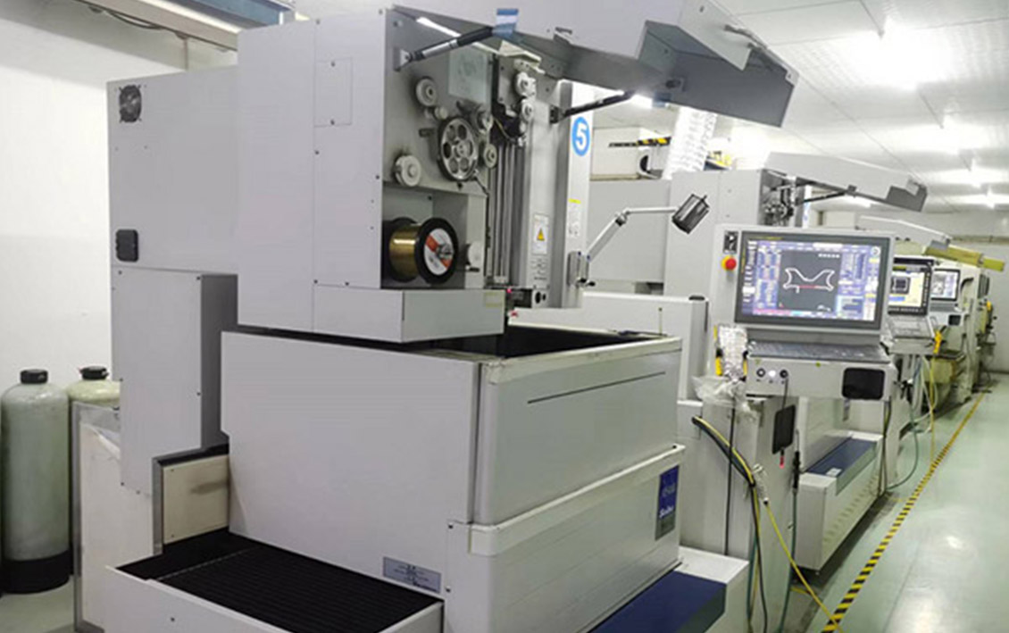 購置專業(yè)的模具加工設備